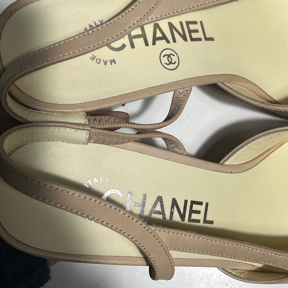 CHANEL Women's Red and Beige Heels - Picture 8 of 10